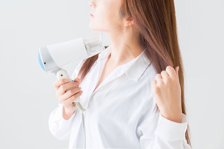 根元から毛先に向かって冷風を当てるのがポイント
