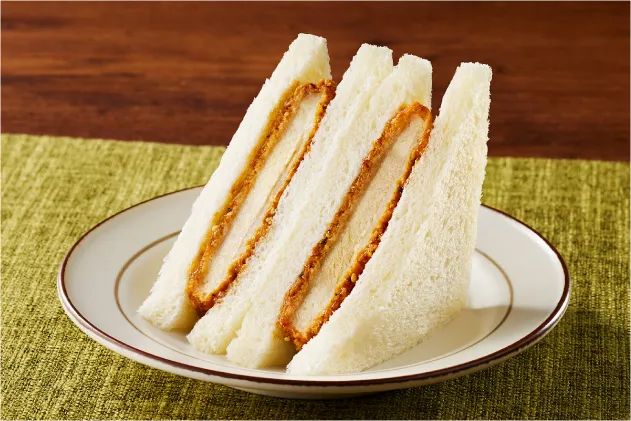 「風来坊監修 手羽先唐揚風チキンカツサンド」の断面