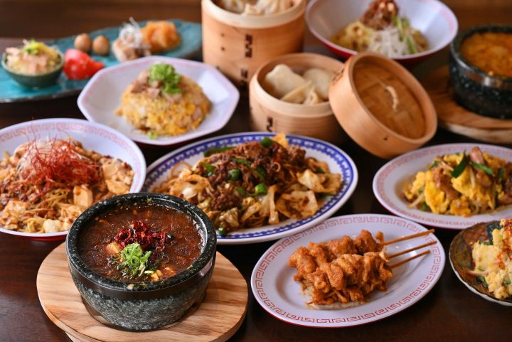 点心や餃子が並ぶ四川料理の数々