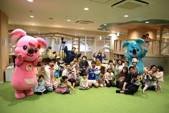 室内のキッズスペースで来場者と記念撮影するユーカリが丘のココとララ