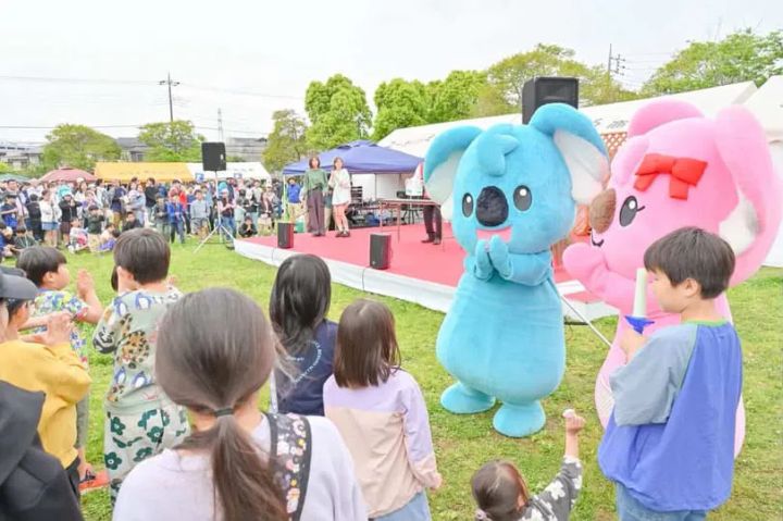 屋外イベント会場に登場したユーカリが丘のココとララ