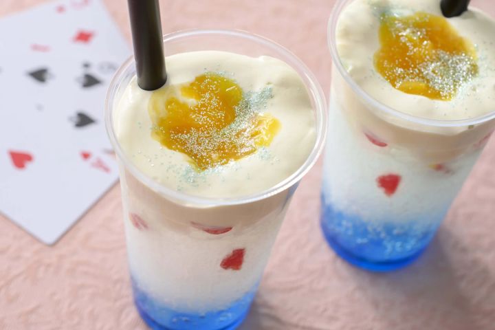 スパークリングドリンク（ブルーシロップ、甘夏、ホイップ）