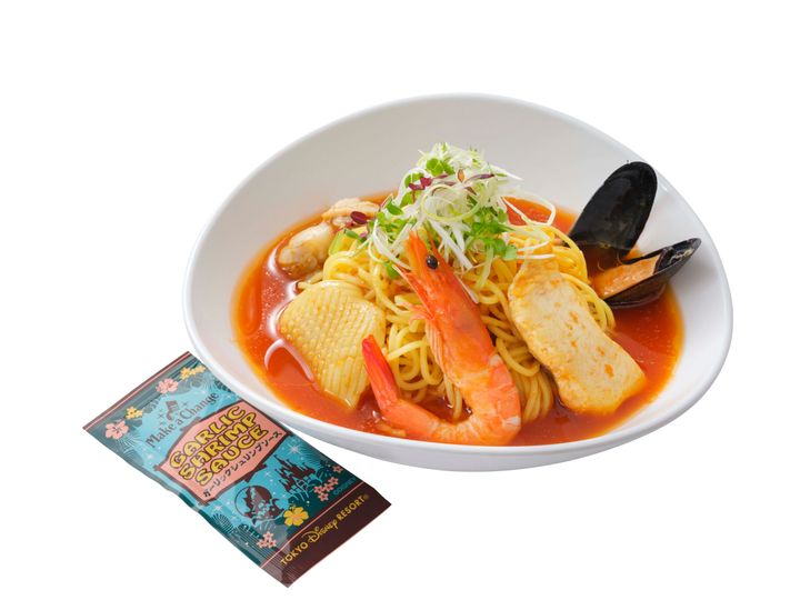 シーフードの冷やし麺（トマト＆サフラン）、ガーリックシュリンプソース付き