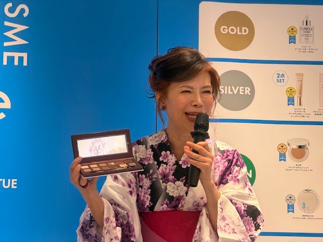 エクスプローラ 12色動物アイシャドウパレットを紹介する爛々・萌々さん