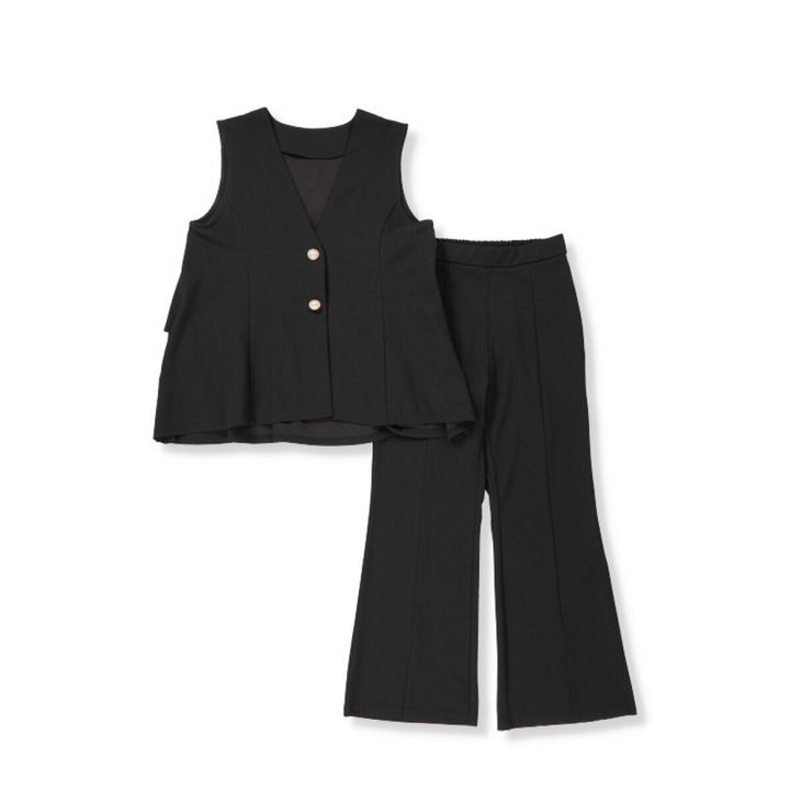 黒色のベストとフレアパンツのセットアップ