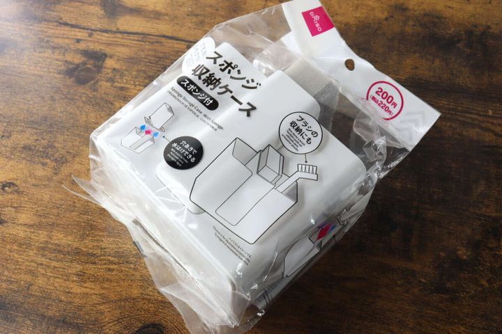 ダイソーの「スポンジ収納ケース（スポンジ付）」のパッケージを斜め上から撮影