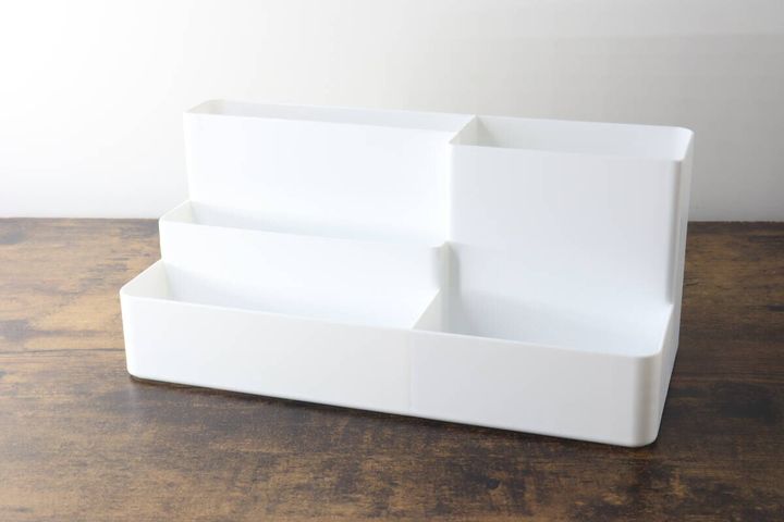白いデスクトップ小物スタンドを斜め上から見た全体