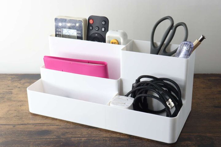 小物スタンドに様々な小物を収納した状態の全体