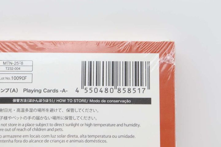 ダイソーのビッグサイズトランプのパッケージ裏面。バーコードや商品情報が記載されている
