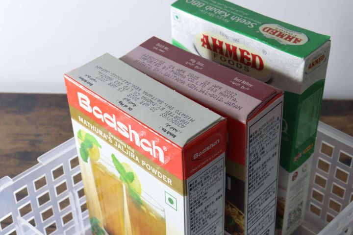 透明な収納ケースに、箱入りのスパイス類が複数立てて収納されている