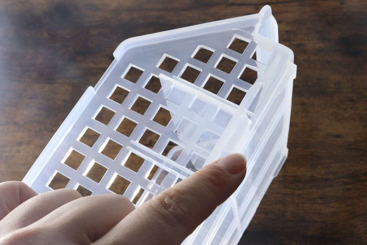 収納ケースの底面にあるスタッキング用の凹凸を指で示している様子