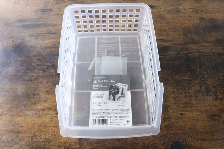 透明な収納ケース「袋パックストッカー」と商品パッケージの俯瞰写真