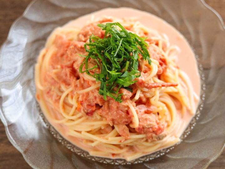 ガラスの器に盛り付けられた冷製パスタに青じそがトッピングされている俯瞰写真
