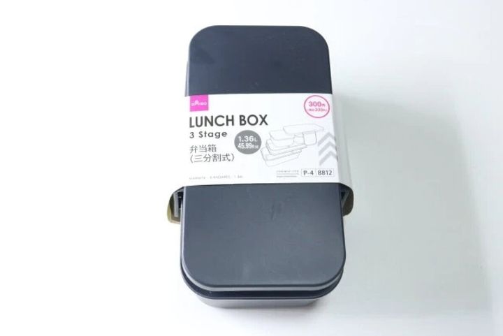 ダイソーの濃いグレーの三分割式弁当箱が透明な袋に入った状態