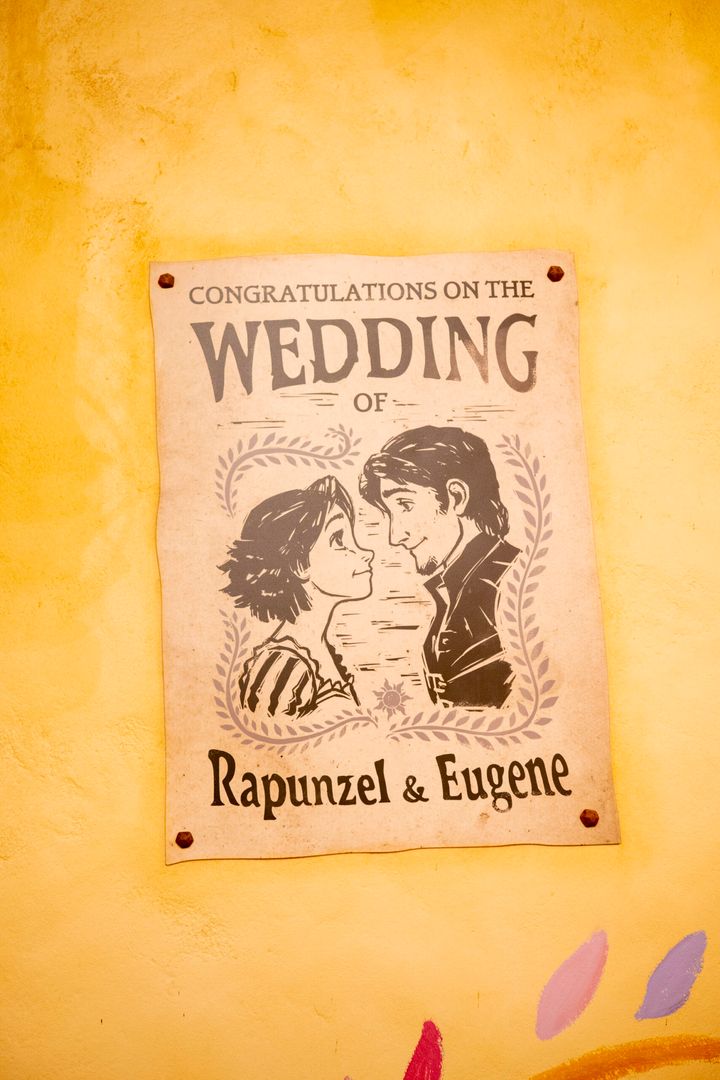 「ラプンツェル」と「ユージーン」の結婚を祝うポスター