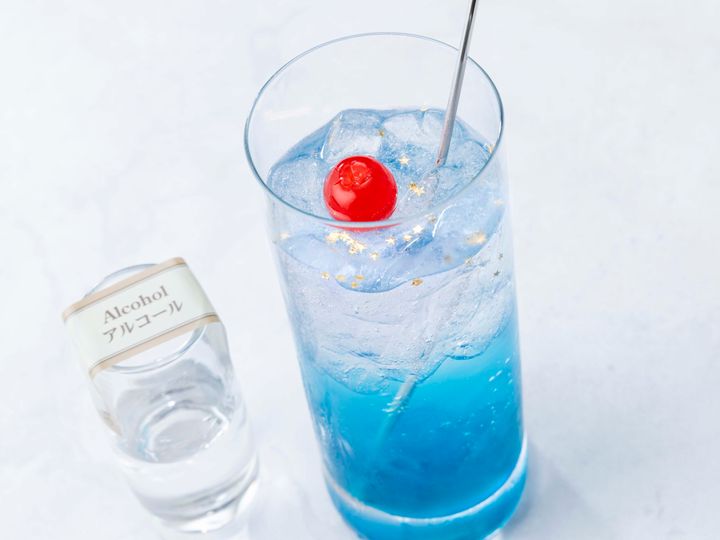 スパークリングカクテル（ラム、ブルーシロップ＆パイナップルシロップ）