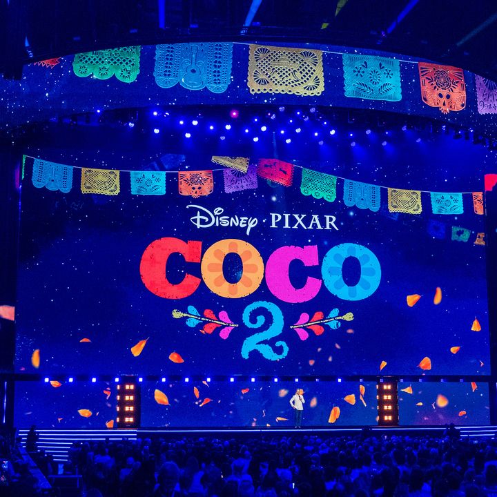パペルピカドが揺れるスクリーンに映し出されたCOCO 2のロゴ