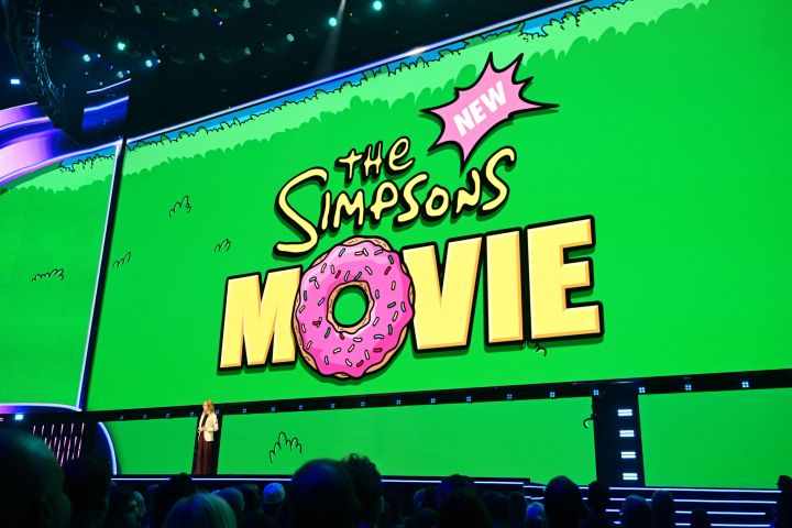 「The New Simpsons Movie」のロゴが映し出されたDisney Entertainment Showcaseのステージ
