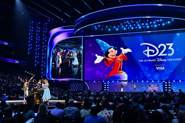 ソーサラー・ミッキーのD23ビジュアルが映し出されたDisney Entertainment Showcaseのステージ全景