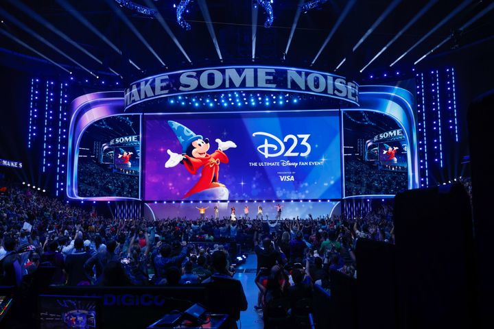 MAKE SOME NOISEの装飾とソーサラー・ミッキーのD23ビジュアルが映るホンダセンターのステージ