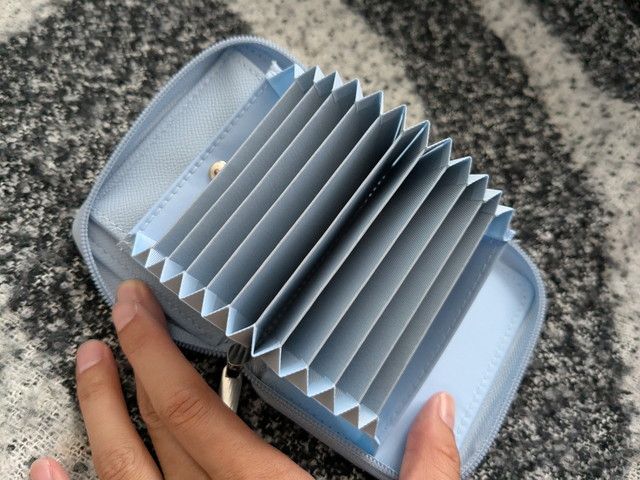 じゃばら式カードポケットを広げたアップ写真
