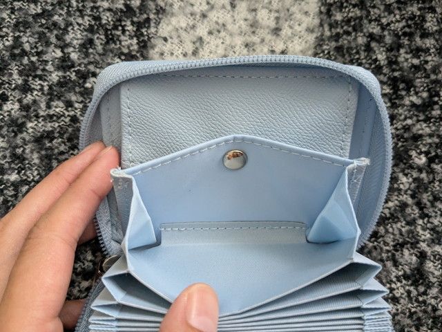 パチン式小銭入れを開いたアップ写真