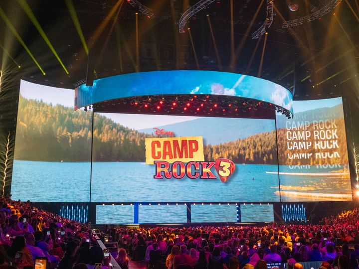 湖と森を背景にCAMP ROCK 3のロゴが映し出されたステージ