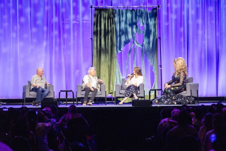Walt Disney Archives Stageでトークを繰り広げる20 Years of Enchantedパネルの登壇者たち