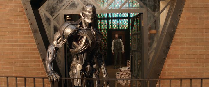 扉の前に立つウルトロンとヴィジョンの場面写真