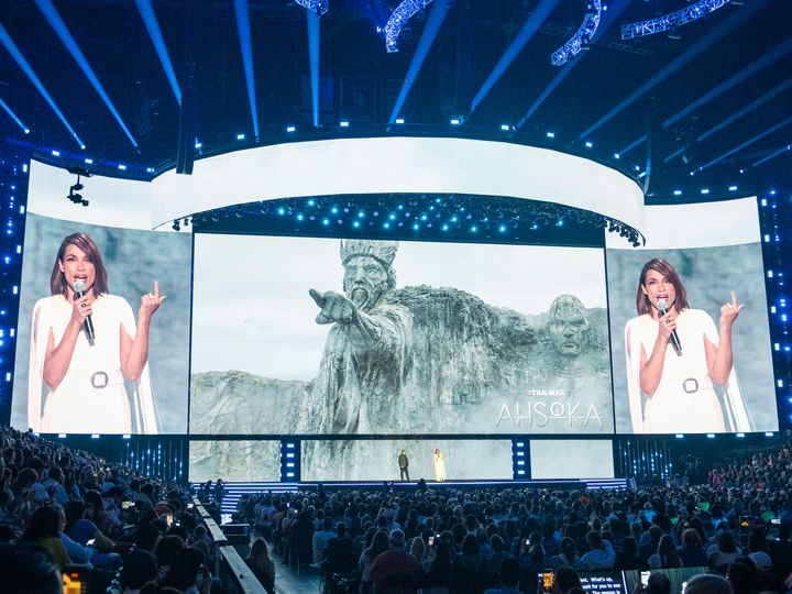 巨大な石像が映るスクリーンを背にシーズン2を語るロザリオ・ドーソン