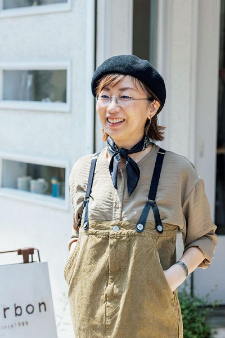 とても軽くて、かけ心地のいい 2 の めがねはふだん用。「時間のないときでも悩まずにさまになる同系色のコーデは私の定番」