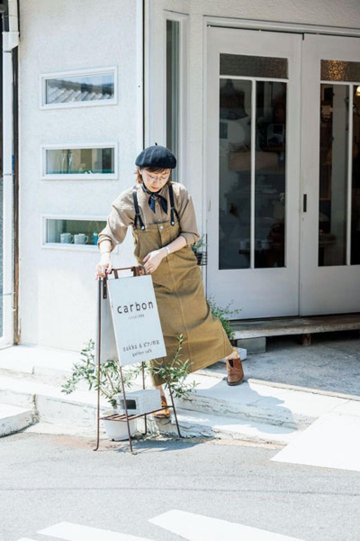 「このめがねはリムなしなので、どんな色みの服とも相性がよく、そんな点も重宝の理由。帽子もよくかぶるので、めがねを選ぶときに持っていってバランスを見させてもらっています」