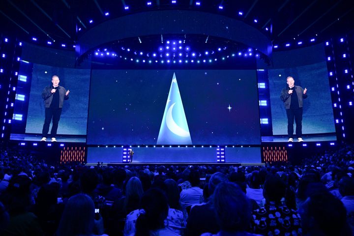 ソーサラーハットの映像を背にステージに立つジャレッド・ブッシュ