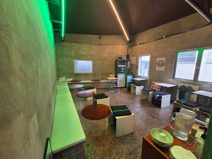無機質な空間にネオンの光が映える、おしゃれな店内／提供：コンガンガッ