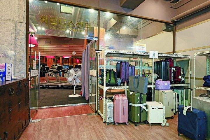 荷物の置き場。スーツケースが多く、観光客人気がうかがえる