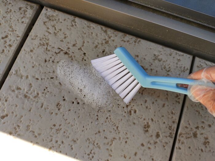 水道を使わずにベランダを掃除する方法！ホース不要で簡単ピカピカに。大量の水がNGなマンションでも安心