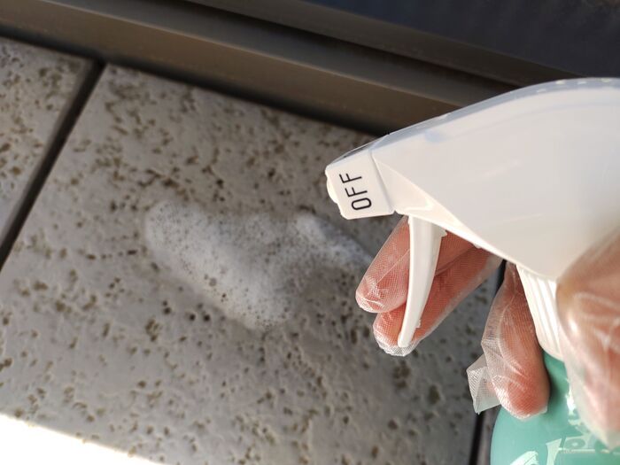 水道を使わずにベランダを掃除する方法！ホース不要で簡単ピカピカに。大量の水がNGなマンションでも安心
