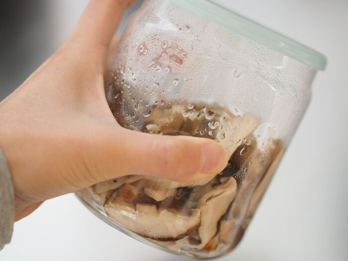 【材料2つ】混ぜて放置するだけ！？最強の常備菜「塩きのこ」が便利すぎ→凝縮した旨みがクセになる…