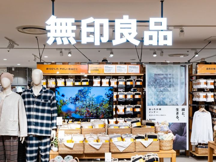 無印良品の「取り出しやすい 製氷器 スティックタイプ」は、飲料ボトルに入れやすい棒状の氷が作れる新商品です。底面を柔らかい素材にすることで取り出しやすくなっている、話題のアイテムを紹介します。