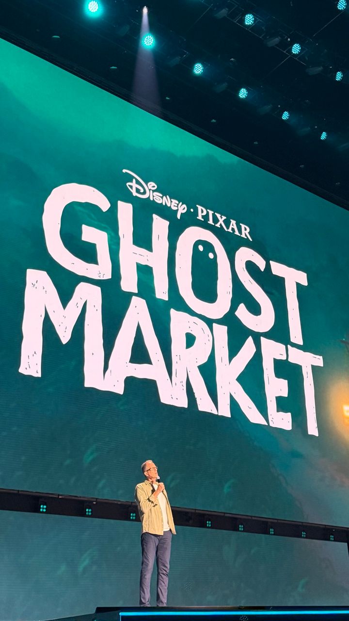 GHOST MARKETのロゴを背にDisney Entertainment Showcaseに登壇したピート・ドクター