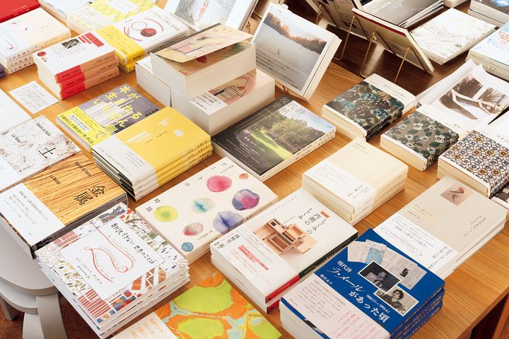 詩の歴史を辿れる棚