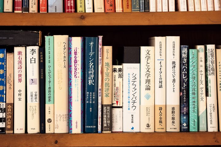 詩と他ジャンルの本が交差する平置き