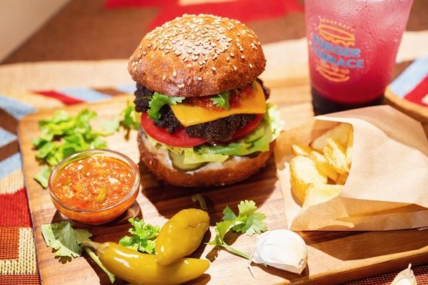 【埼玉県さいたま市】バーガーテラス大宮店で「パクチー3倍祭り」開催！夏限定バーガーのパクチーが3倍に