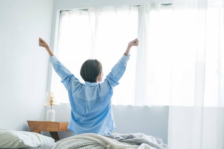 伸びをする女性
