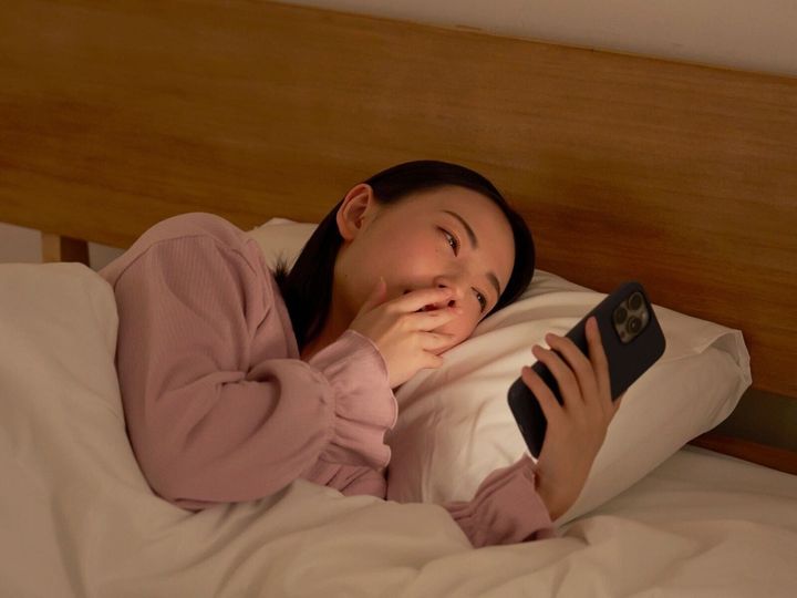 【カイロプラクティック理学士が回答】疲れた日の夜は、動画を見ながらのんびり過ごすのが一番だと思っていませんか？ 実はその夜の習慣、「疲れが取れにくい体」をつくっているかもしれません。分かりやすく解説します。（※画像：Shutterstock.com）