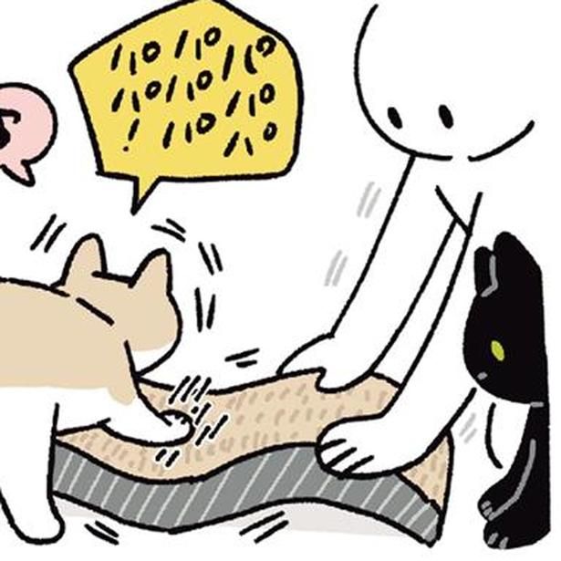 動く爪とぎを押さえる飼い主 （C）AKR／KADOKAWA