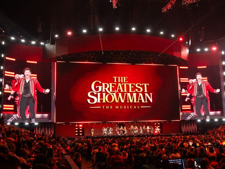 赤い衣装のP.T.バーナムを中心にカンパニーが踊るThe Greatest Showmanのパフォーマンス