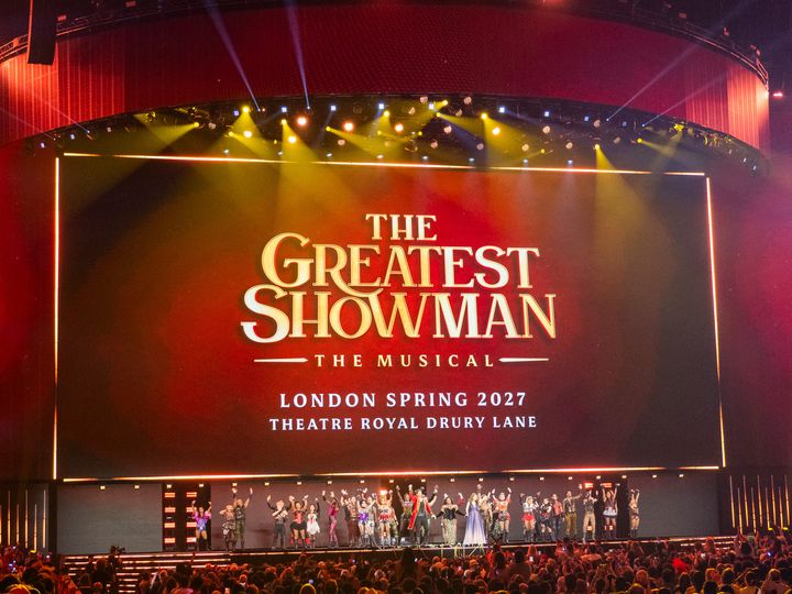 LONDON SPRING 2027 THEATRE ROYAL DRURY LANEの文字が映し出されたステージとカンパニー