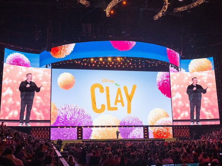 CLAYのロゴが映し出されたステージで発表するジャレッド・ブッシュ