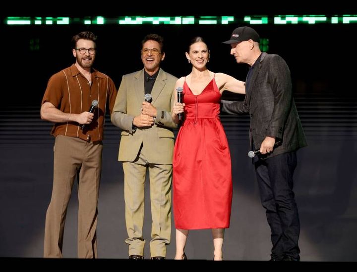 D23のステージに登壇した（左から）ヘイリー・アトウェル、クリス・エヴァンス、ロバート・ダウニー・Jr.、マーベル・スタジオ社長のケヴィン・ファイギ ©2026 MARVEL